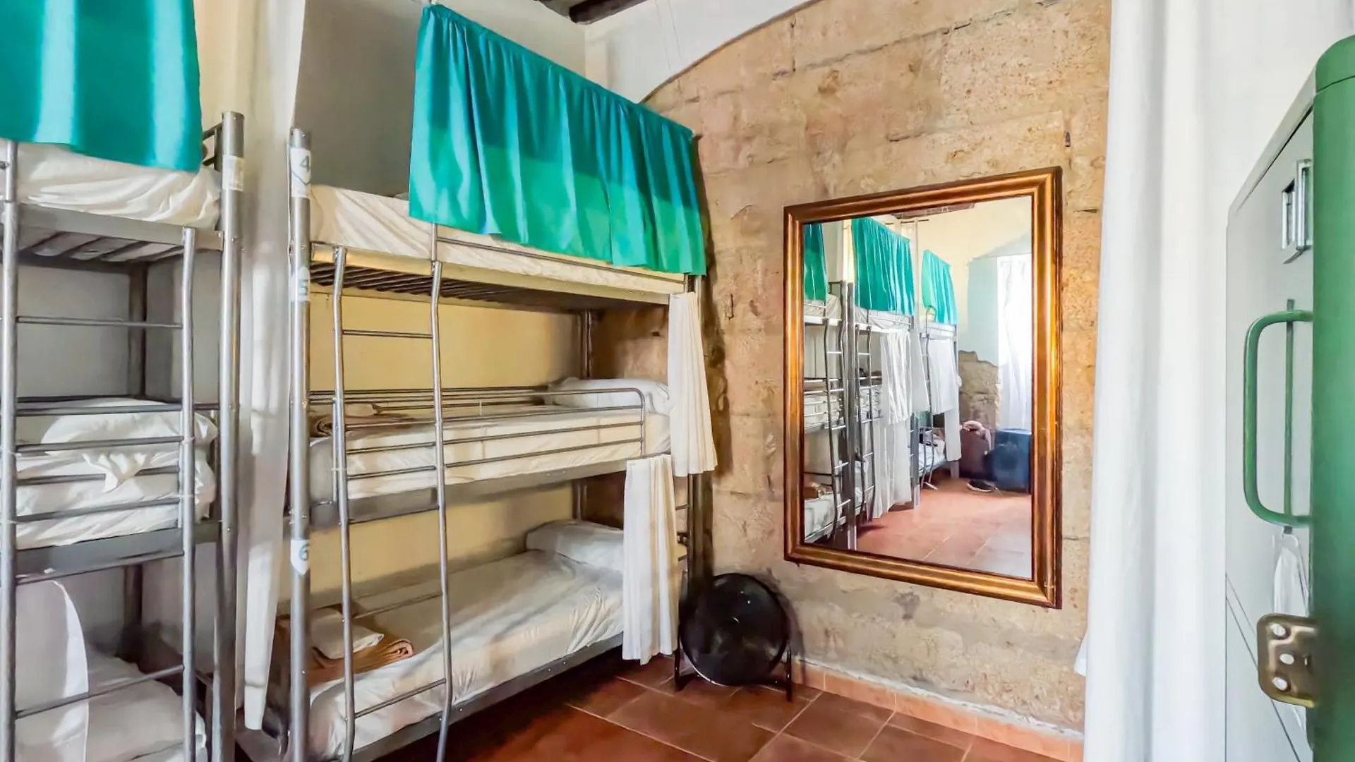 Ashavana Nest Hostel 엘메다노